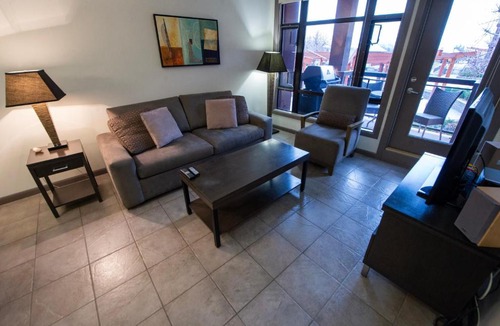 South Pandosy Apartment | Bright Apartment with Pool View #423