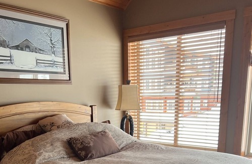 Snow Pine Estates House | Bright & Beautiful 4-bedroom Condo with Private Hot Tub