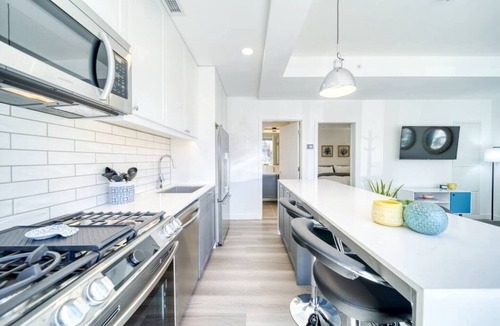 Sunnyside Condo | Bright & Beautiful Condo with Walkout Patio