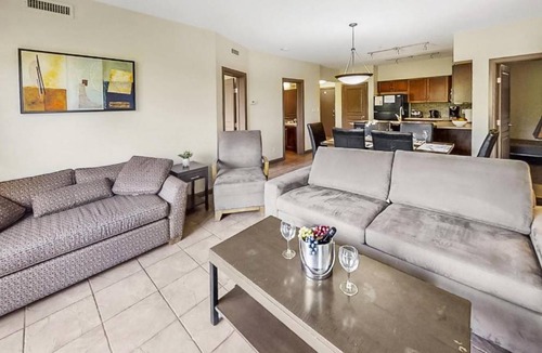 South Pandosy Apartment | Bright Corner Apartment w/ Lake View 418