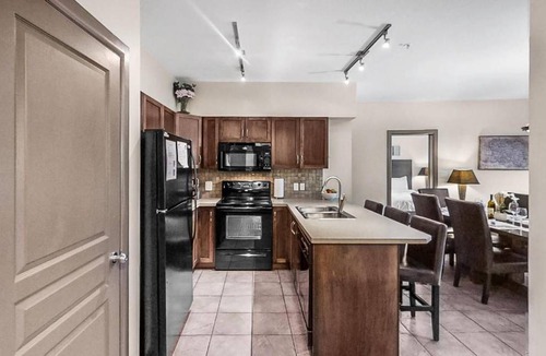 South Pandosy Apartment | Bright Corner Apartment w/ Lake View 418