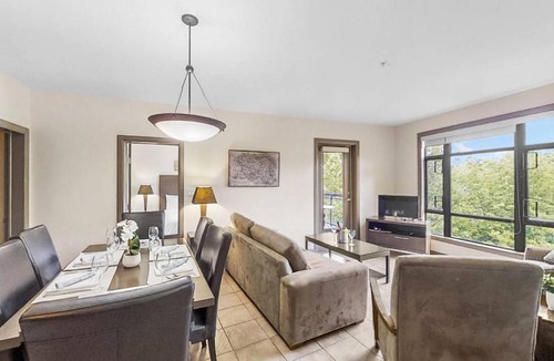 South Pandosy Apartment | Bright Corner Apartment w/ Lake View 418
