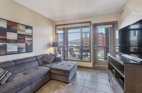 South Pandosy Apartment | Bright Corner Unit with Lake and Pool Views 543