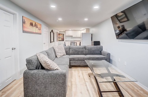 District des Promenades Apartment | Bright, Confortable, Quiet and Spacious Apartment Basement | Parking | DT Ottawa