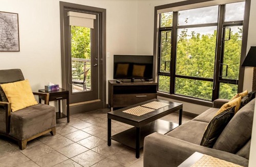 South Pandosy Apartment | Bright Corner Apartment w/ Lake View #418