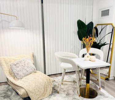 Vaughan Apartment | Bright & Cozy 1 Bedroom Retreat