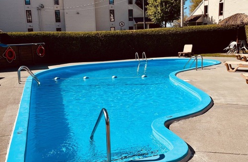 Magog Condo | Bright lakeside condo