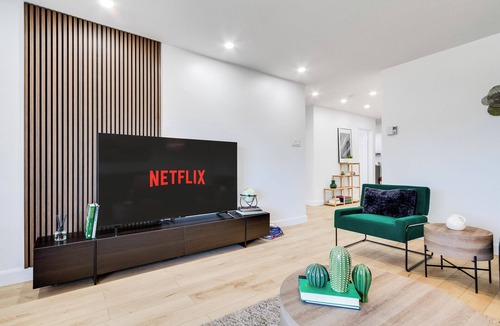 Cartierville Apartment | Bright & Large 3Br | Personal Spa | Park View | Netflix
