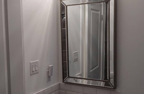 Barrie House | Bright Modern Retreat in Barrie South close to amenities, beaches and shopping