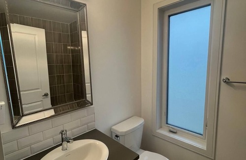 Barrie House | Bright Modern Retreat in Barrie South close to amenities, beaches and shopping