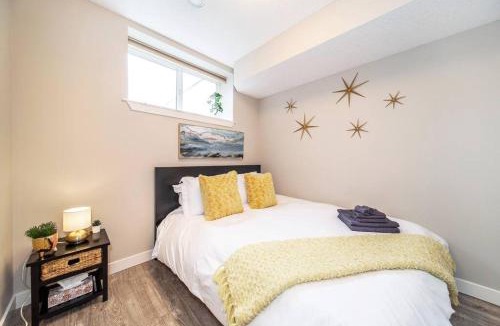 Jasper Place Apartment | Bright Modern Suite - Netflix - WiFi - Long Stays