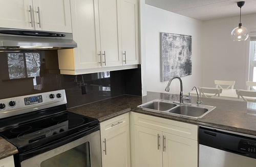 Collingwood Condo | Bright, renovated! LIGHTHOUSE POINT. Attached garage, nature, garden walk out.