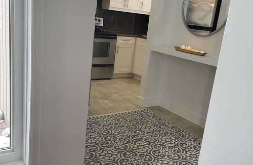 Collingwood Condo | Bright, renovated! LIGHTHOUSE POINT. Attached garage, nature, garden walk out.