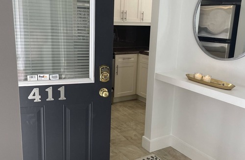 Collingwood Condo | Bright, renovated! LIGHTHOUSE POINT. Attached garage, nature, garden walk out.