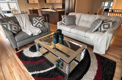 Mirabel House | Bright room for rent in a 5 and a half