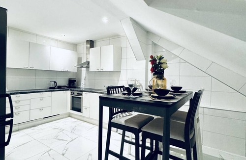 Liesing Apartment | Bright Room in Shared Apartment, for 2 Guests