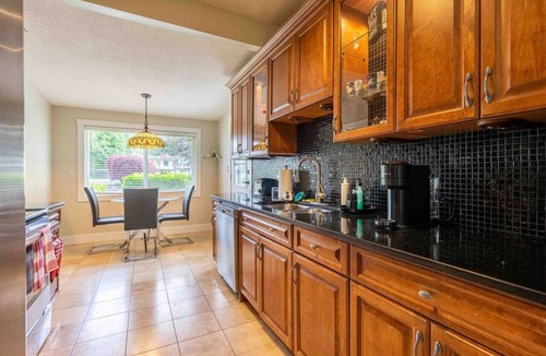 Abbotsford House | ☀Bright & Serene ~ 5★ Central Location ~ BBQ ~ Pkg