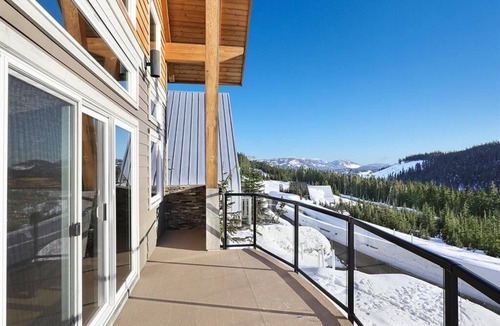 Courtenay Ski Chalet | Bright Spacious Timber Chalet at Mt Washington!