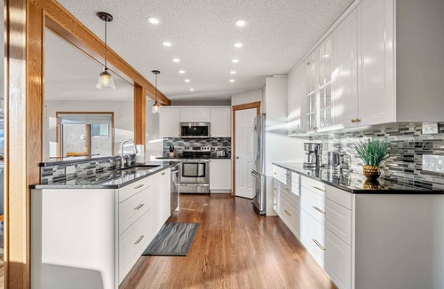 Edgemont House | Bright & Spacious 5-BR w/Ravine Views in Edgemont