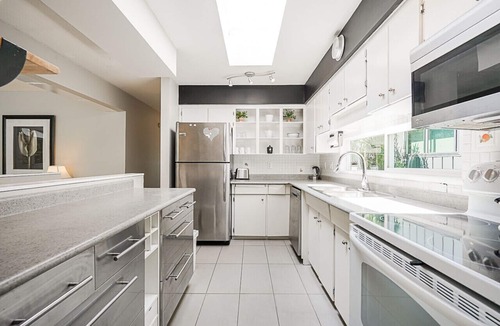 Upper Lonsdale House | Bright, spacious 3 BD in North Vancouver- fully furnished with view of downtown