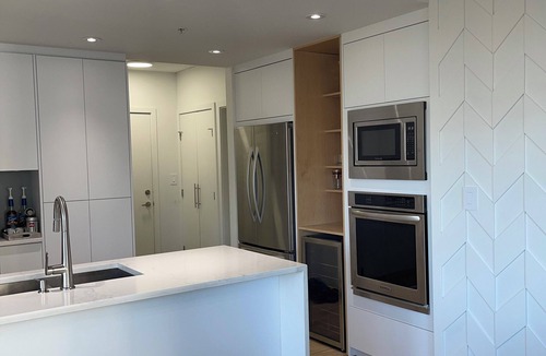 Coquitlam Condo | Bright spacious modern condo home away from home