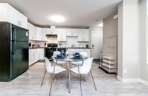 Jasper Place House | Bright Spacious Suite - King Bed - Long Stays - WiFin