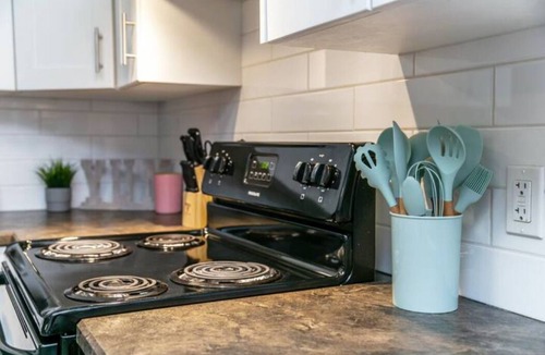 Jasper Place House | Bright Spacious Suite - King Bed - Long Stays - WiFin