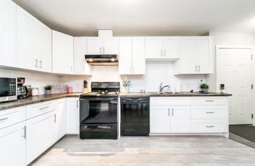 Jasper Place House | Bright Spacious Suite - King Bed - Long Stays - WiFin