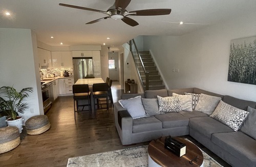 Collingwood House | Bright spacious townhouse w/private rec centre - 7 minutes to Blue Mountain