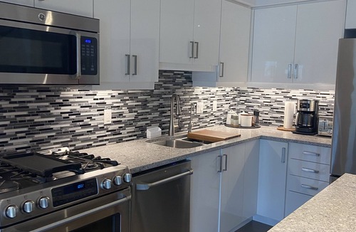 Collingwood House | Bright spacious townhouse w/private rec centre - 7 minutes to Blue Mountain