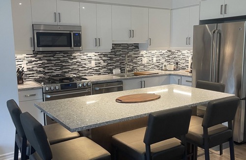 Collingwood House | Bright spacious townhouse w/private rec centre - 7 minutes to Blue Mountain
