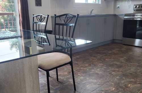 Pointe Claire Apartment | Bright & Specious 3 Bd Condo