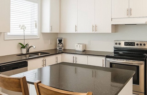 Thorold House | Bright & Stylish Family Home | Near Niagara Falls