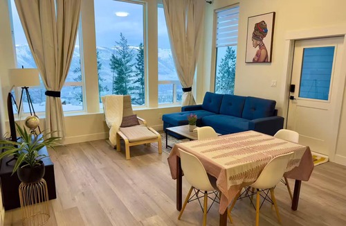 Kamloops House | Bright suite in Juniper with stunning views