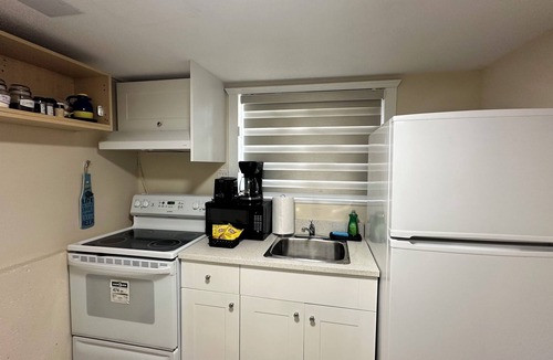 Delta House | Bright1 BR suite w/free parking & wifi & Netflix & all basic amenities