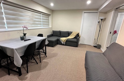 Delta House | Bright1 BR suite w/free parking & wifi & Netflix & all basic amenities