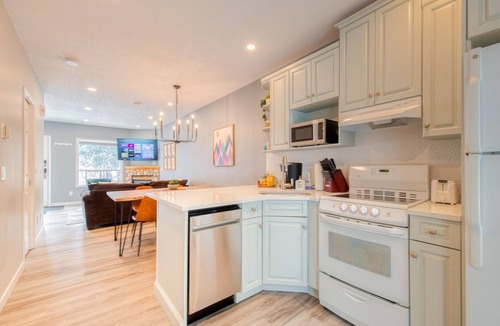 Harvie Heights House | Btfl Newly Reno 2BDM 2 Bth Sleep Up to 6 Adults+Kids Townhouse W/AC in Rockies