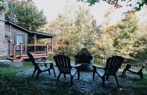 Sainte-Marie Ski Chalet | Buddy Shack: nature immersion, ideal for 4 guests, near Frampton Brasse, golf, W