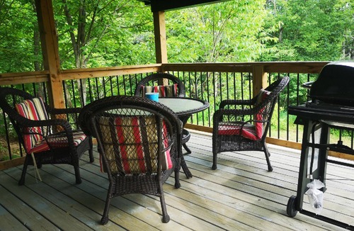 Sainte-Marie Ski Chalet | Buddy Shack: nature immersion, ideal for 4 guests, near Frampton Brasse, golf, W