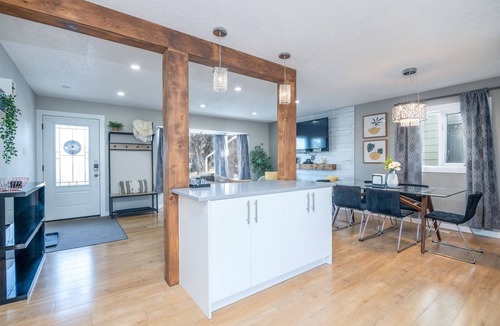 Jasper Place House | Bungalow Bliss»Central AC»Walk to WEM»Fun for All!