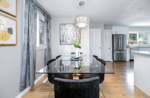 Jasper Place House | Bungalow Bliss»Central AC»Walk to WEM»Fun for All!