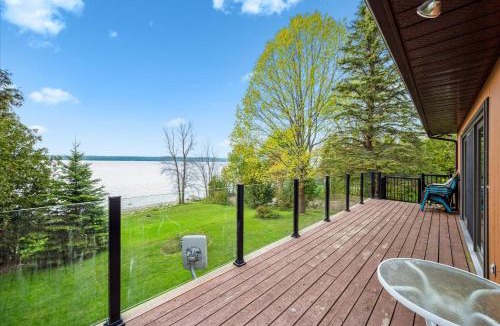 Wiarton House | By The Bay Cozy Waterfront Retreat