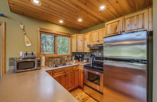 East Kootenay Cottage | Sable Pine Cabin | Sleeps 8 | Nature Trails | Wood Stove