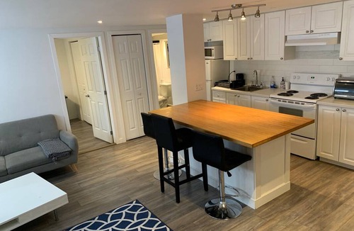 Cote-Des-Neiges—Notre-Dame-De-Grace Resort | Private room ∙ 1 guest