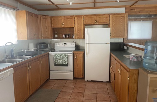 Saskatchewan House | 4 Season Cozy Rustic Loft Cabin along Last Mountain Lake. Pet friendly.