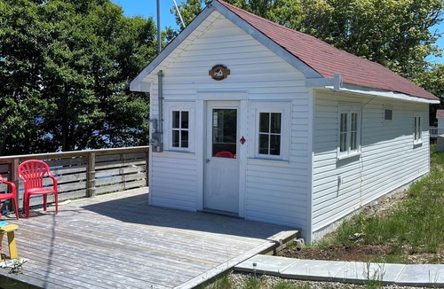 Darlings Lake Cottage | Awesome Lakeside 1 bedroom cottage.