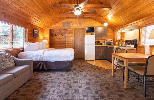 Castle Junction Cabin | 79 m² Lodge ∙ 2 bedrooms ∙ 6 guests