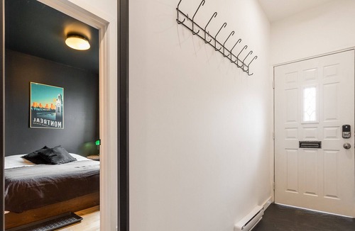 Hochelaga Apartment | Strawberry Stays! Secret to sweet dreams!