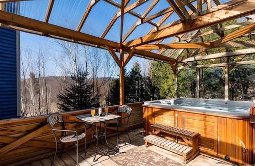 Petite-Riviere-Saint-Francois House | BLEUZEN CHALET.VU fleuve et Massif, Spa, 5 bdrms, 2 kitchens 2 living rooms 2 fireplaces WoW!