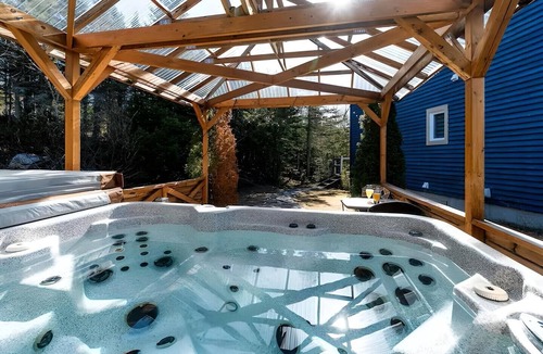 Petite-Riviere-Saint-Francois House | BLEUZEN CHALET.VU fleuve et Massif, Spa, 5 bdrms, 2 kitchens 2 living rooms 2 fireplaces WoW!
